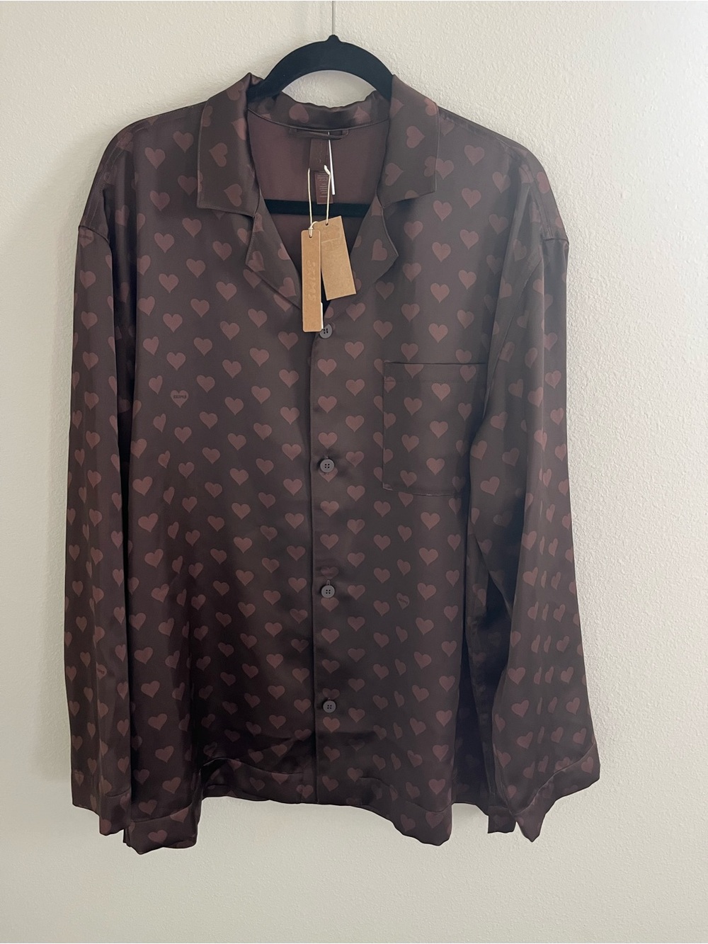 NWT SKIMS Sateen Pajama Top in Cocoa Heart Halfdrop  Sz L